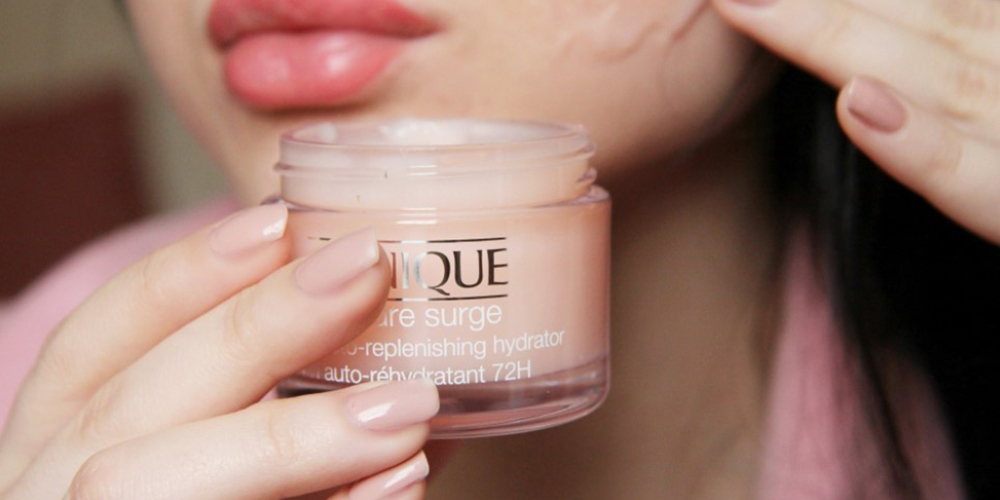 ژل کرم آبرسان 100 ساعته کلینیک مدل Moisture Surge: راهکاری برای پوستی همیشه شاداب و مرطوب 16 ژل کرم آبرسان 100 ساعته کلینیک مدل Moisture Surge: راهکاری برای پوستی همیشه شاداب و مرطوب